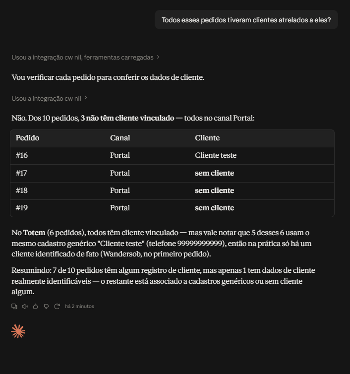 Conversa com um assistente de IA analisando quantos pedidos têm cliente vinculado, com uma tabela de pedidos por canal e cliente